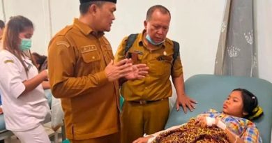 Bupati dr.Hj Maya Hasmita Diwakili Kadis Pendidikan Labuhanbatu Kunjungi Untuk Melihat Langsung Kondisi Seorang Siswi Tertimpah Truc Sawit